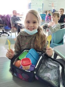 fille devant sa lunch box