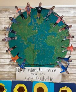 dessin d'enfants autour de la terre