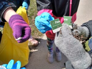 gants tenant des déchets
