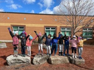 groupe d'enfants debout sur des roches