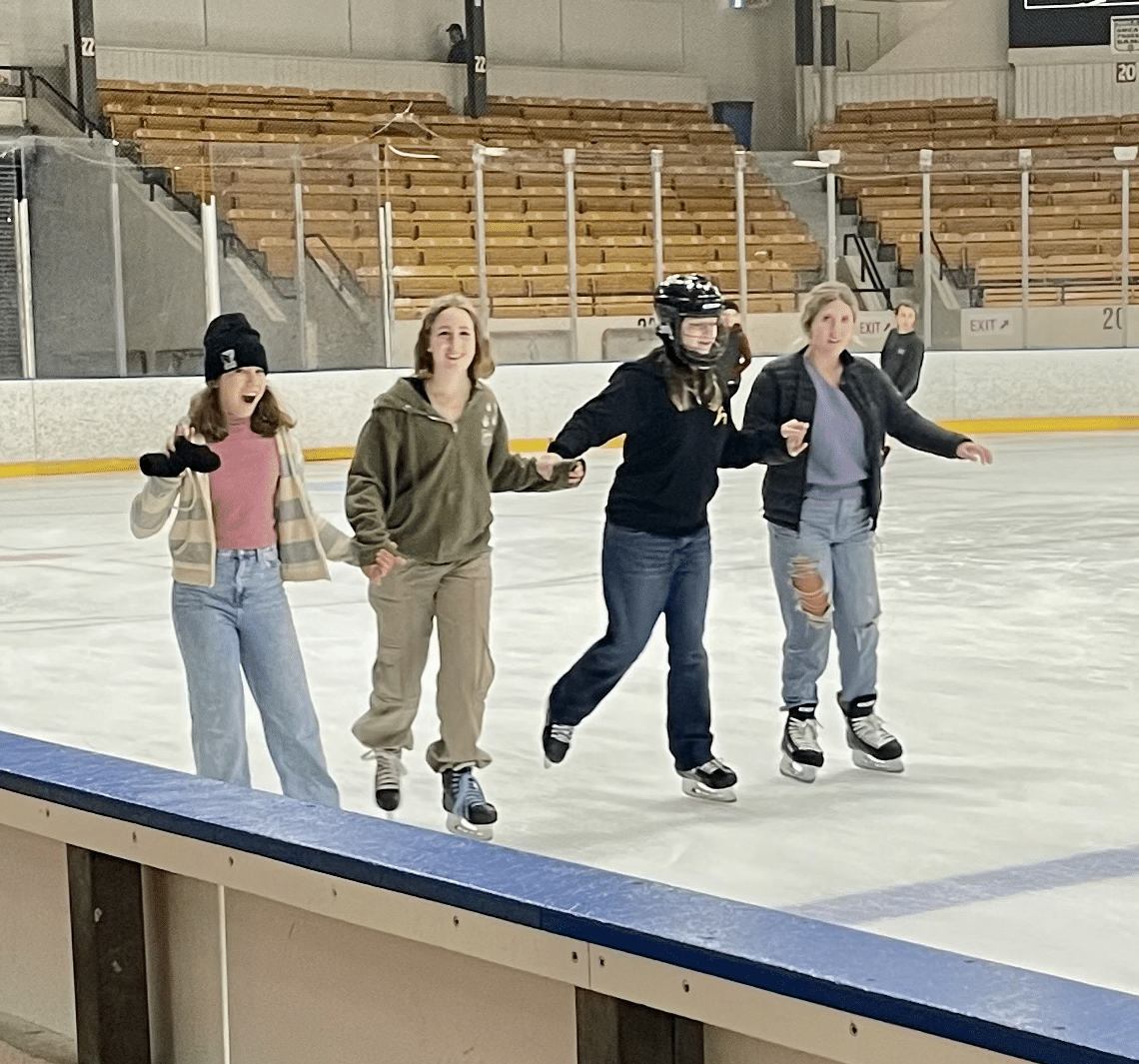 Des adolescentes font du patin