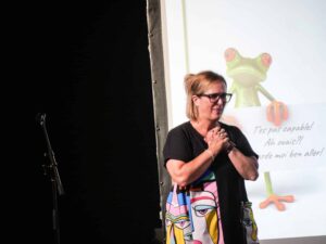 Carole Myre fait un discours sur scène
